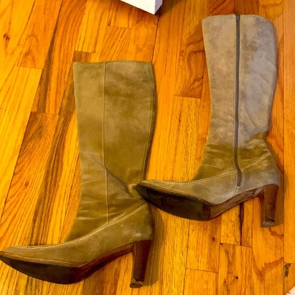 Y2K Rare find. Ralph Lauren 7.5 tan suede boots. Good condition. Some wear. - Picture 8 of 9